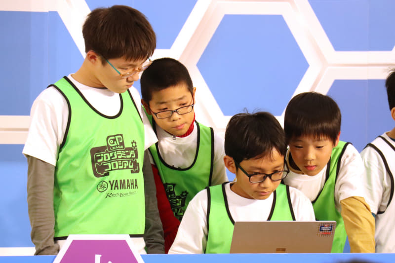 各チームともチームメイトの画面にくぎづけ