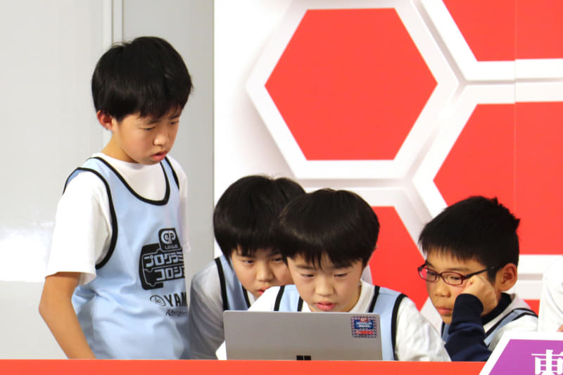 各チームともチームメイトの画面にくぎづけ