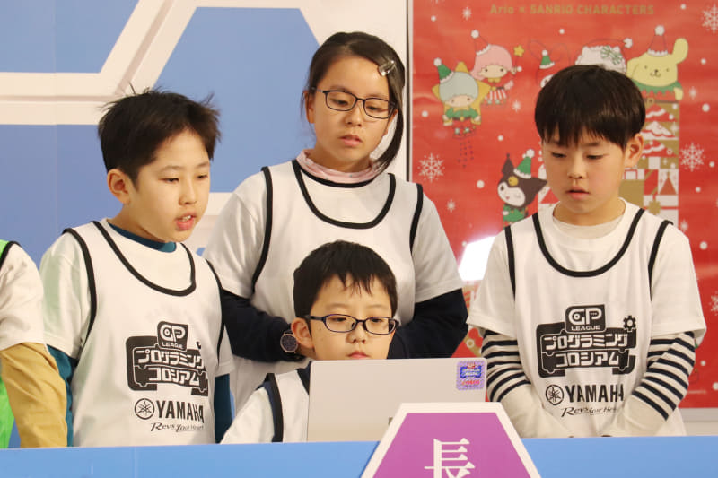 各チームともチームメイトの画面にくぎづけ