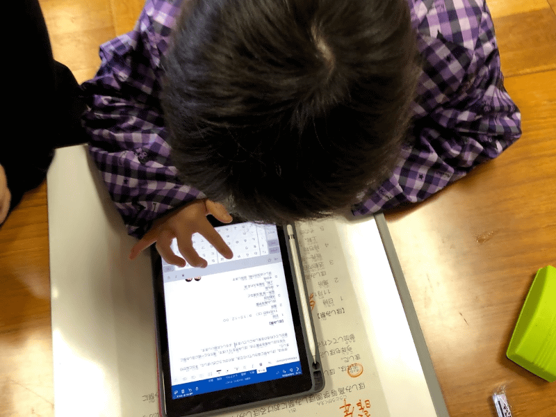 近隣の高校との交流で、学校祭の協力依頼文を作成するときも、タブレットを使うことで先生が作ったデータを自分たちで推敲できる