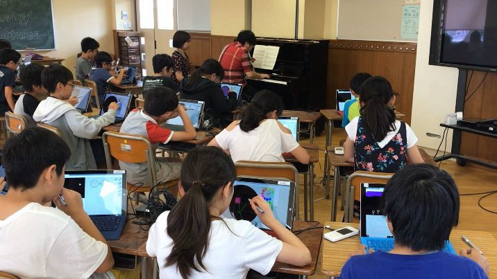 岩本教諭が取り組むプログラミング×図工の授業では、音楽鑑賞をしながら曲のイメージをプログラミングツール「Viscuit」に描く