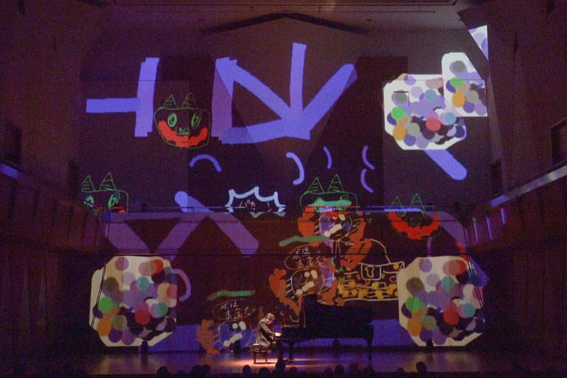 Viscuitで音楽のイメージを動く絵として表現し、三鷹市芸術文化センターで行われた「クリスマスファミリーコンサート」の演奏中に投影した（ピアノ：中川賢一氏）