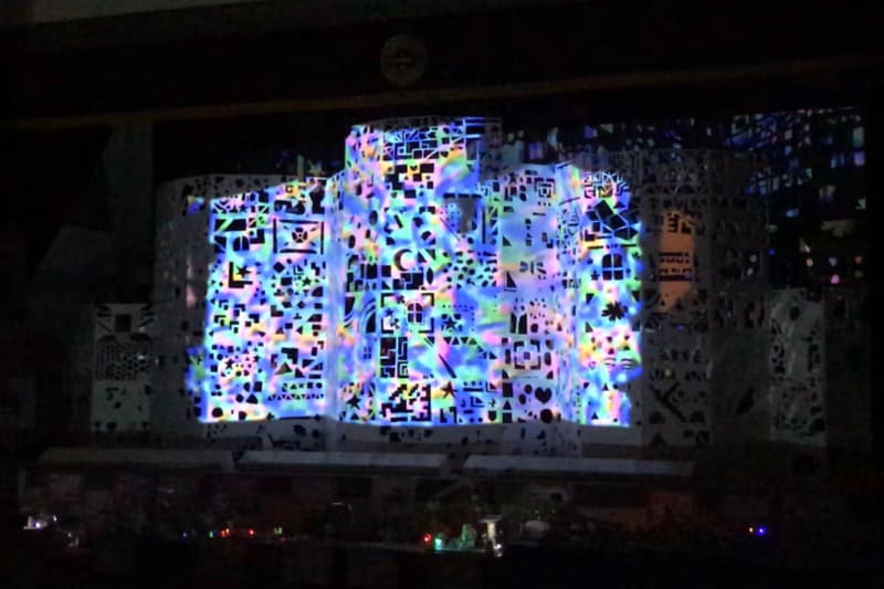 Viscuitで作った動く絵を動画にまとめ、PowerPointに挿入した展覧会の作品は、最終的に発泡スチロールで作ったお城にプロジェクションマッピングで映し出した