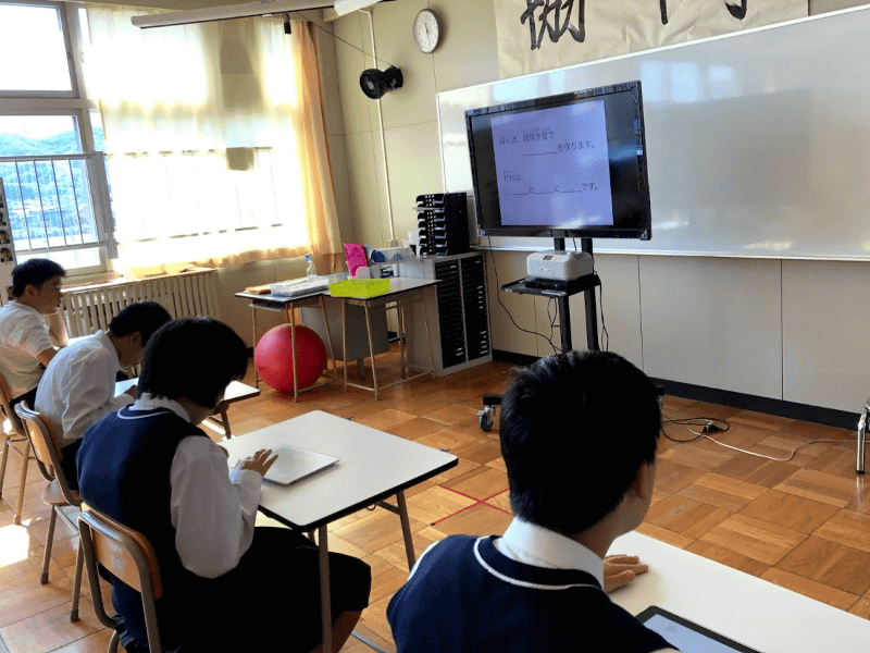 画面を見ながら答案を書く学習では、鉛筆で書かないことで、内的な想いを表現できる生徒が増え、自己有用感の向上も見られるという