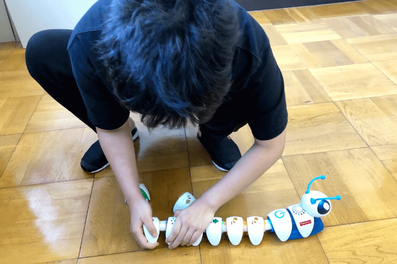 プログラミングの授業やワークショップの実践も豊富な小林教諭は、遊ぶ感覚でプログラミングが学べるように工夫することで、「いつの間にかプログラミングを体験していたり、気づけばICTを使っていた、そんな感覚が大事だと思っています」と語る