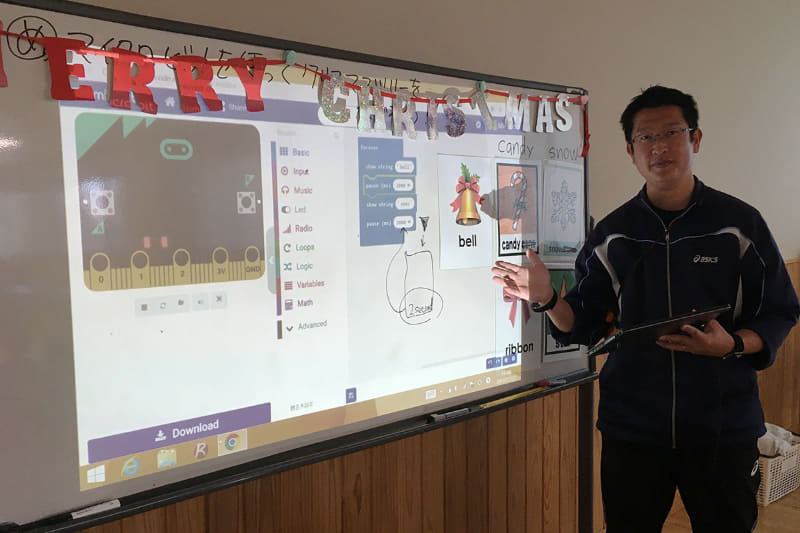 小学4年生の外国語活動でのmicro:bitを活用した授業では、プログラミングツール「MakeCodeエディター」を英語モードで使用し、さまざまなクリスマスに関する単語を表示するプログラムを作成。その後、友達同士で英語で交流する活動に取り組んだという