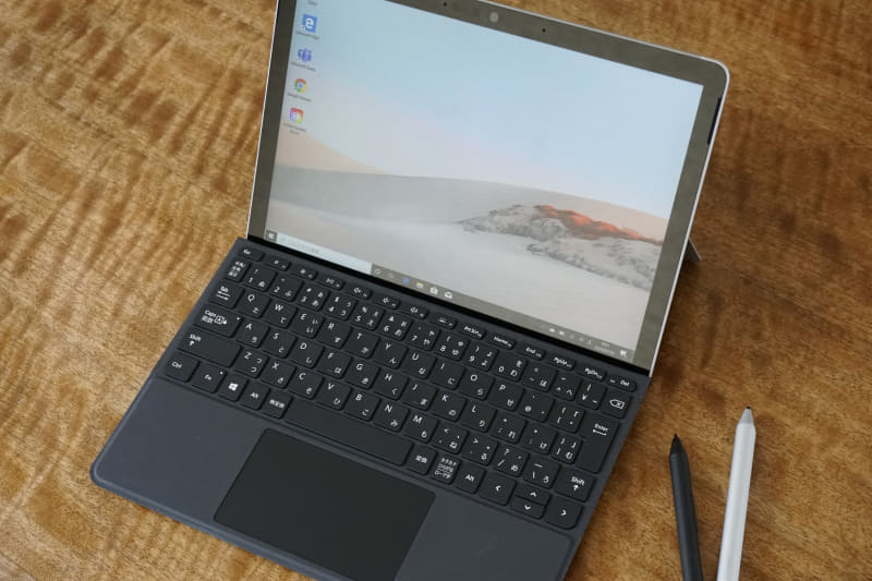 今回はSurface ペン（銀色）とMicrosoft クラスルームペン（黒）の両方を試用した。クラスルームペンは子どもの手に合わせて握りやすく設計されているそう