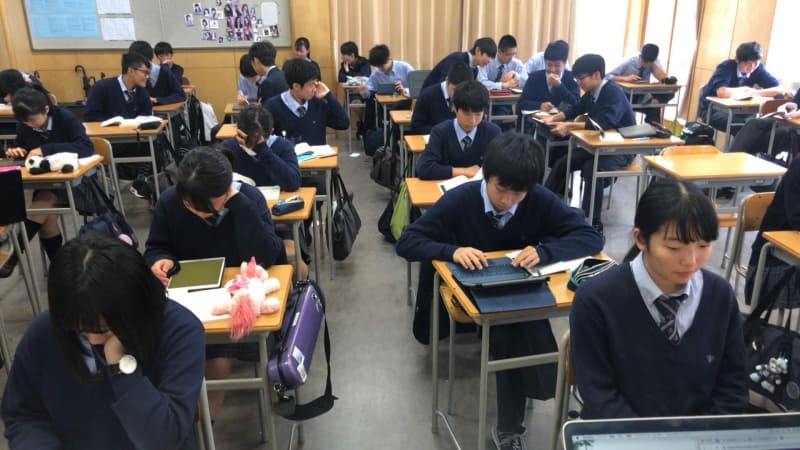 BYOD実施直後の授業風景。ICT の話ではなく、授業をどのように変えていくべきかを考えるようにしたという。