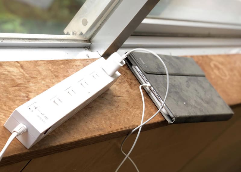 湘南学園では、各教室に生徒たちがデバイスを充電できる環境を用意している