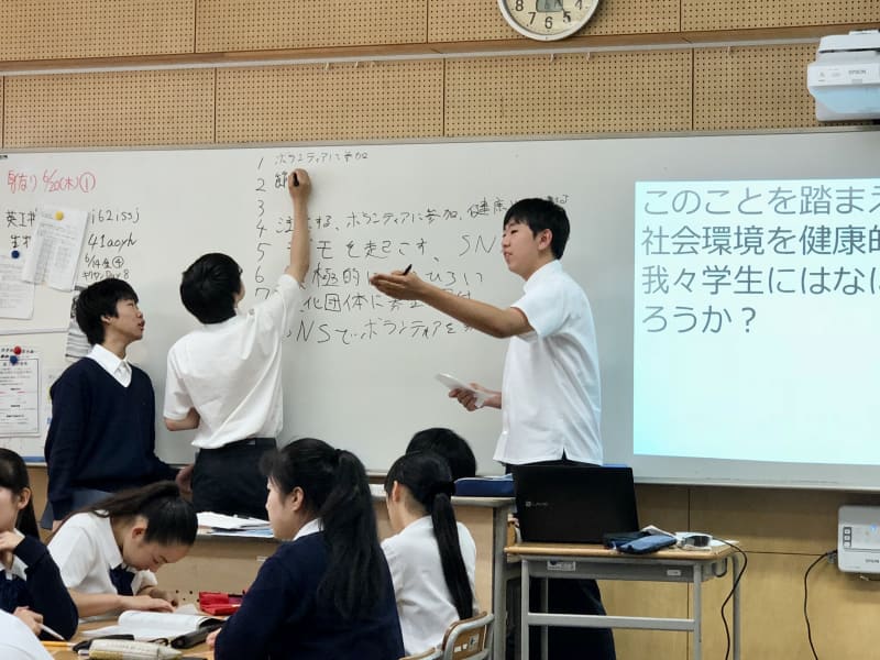 保健の授業風景。生徒たちが教師役になって１時間の授業を受け持った