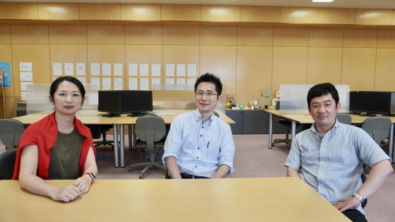 写真左から）ICT主任・国語科 山田美奈都教諭（Google認定イノベーター）、BYODを実施した高2学年主任・数学科　植田卓真教諭、入試広報主任・ICT副主任・情報科 小林勇輔教諭（Google認定イノベーター）