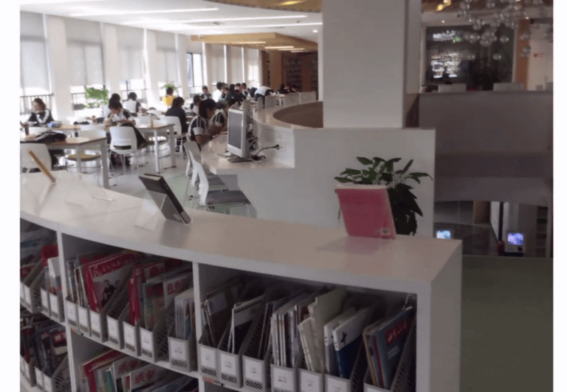 写真左) 華東師範大学第2中学にある図書室。充実した環境で生徒たちは勉強に取り組んでいる。写真右）同校の教員専用のカフェ。中国では教員の地位も高く、待遇も良いようだ