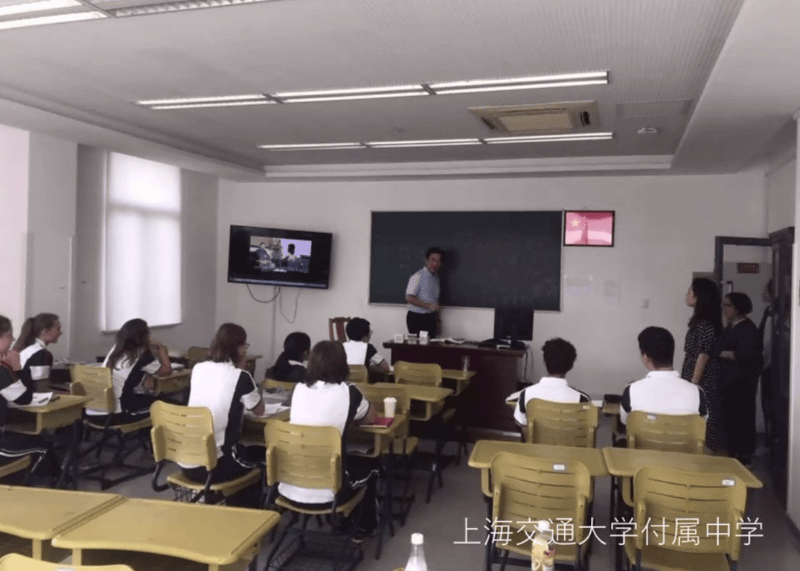 写真左）上海交通大学付属中学の様子。写真右）南昌にある新建二中の学校を訪問。ここは生徒数が8000人で、教員も400名というマンモス校。日本への留学を希望する生徒も増えているという