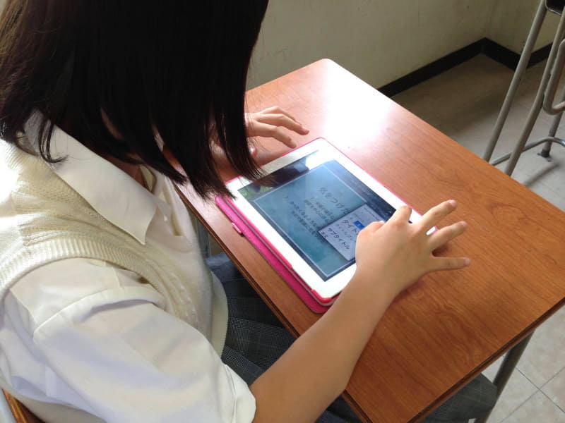 iPad導入から間もない2013年、生徒がKeynoteでスライドを作成しているところ