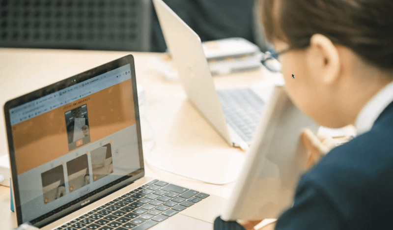 実際にN中等部の生徒たちが、AIに画像認識させているところ。コンピューターのカメラの前で対象物をいろいろな角度に動かすことで、AIが特徴を学習し、対象物が何であるかを認識できるようになるという
