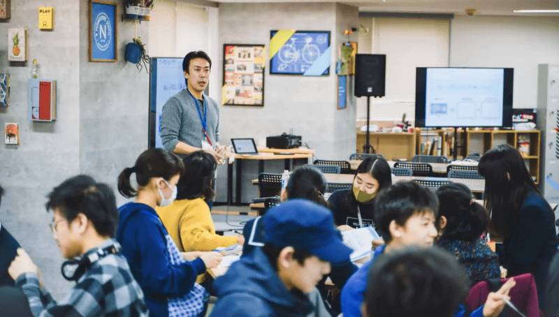 N中等部は学校教育法に該当する一条校ではないため、地元の中学校に在籍したまま通うフリースクールの形態で2019年に開校。ネットコースと通学コース、2種類のコースを設けており、2020年7月時点で、両コース合わせて850名ほどの生徒が在籍している