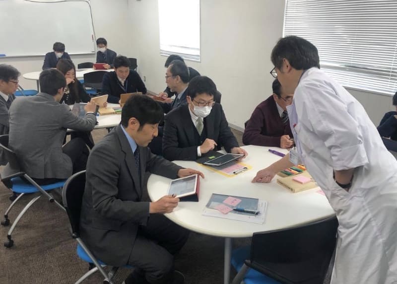 教員研修の風景。右写真は教員たちがZoomの研修を受けている