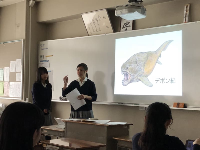 教師が教えるのではなく、生徒たちが情報を収集し、教え合う授業へ。写真の生物の授業では、地質時代をテーマに、12ある時代区分をグループごとに割り当て、生徒たちが教科書やネットで収集した知識を発表してクラスで共有。