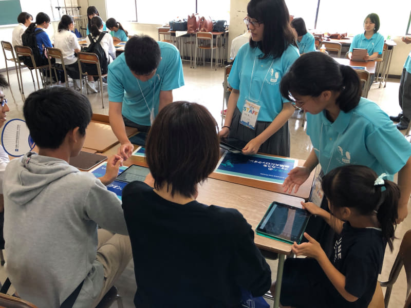 近大附属高校は、1人1台をきっかけに学校行事の運営を生徒に任せるように。写真は生徒が企画したオープンスクールの様子