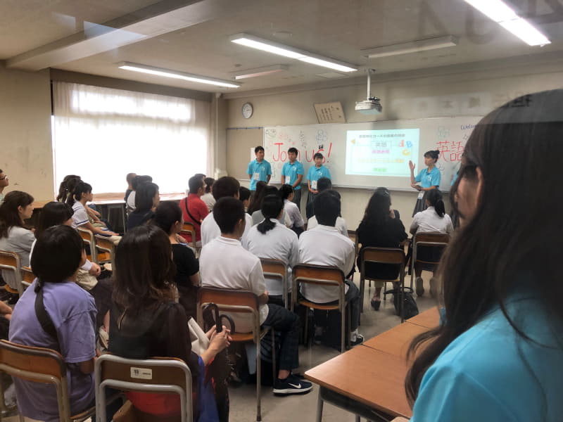 写真左）生徒主体のオープンスクール。学校の魅力を伝える生徒たち。写真右）今年のオープンスクールの案内。今回はオンラインで開催される