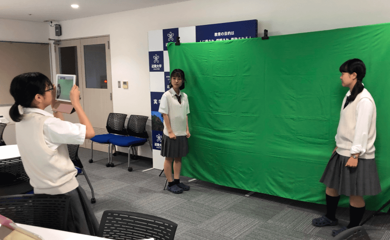 グリーンバックで動画を撮影する生徒たち。学んだ内容について動画にまとめてアウトプット