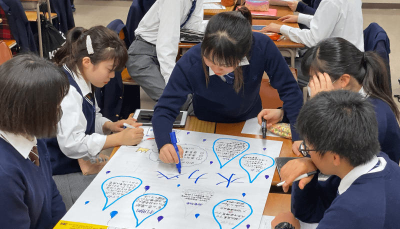 生徒たちの共同作業の様子