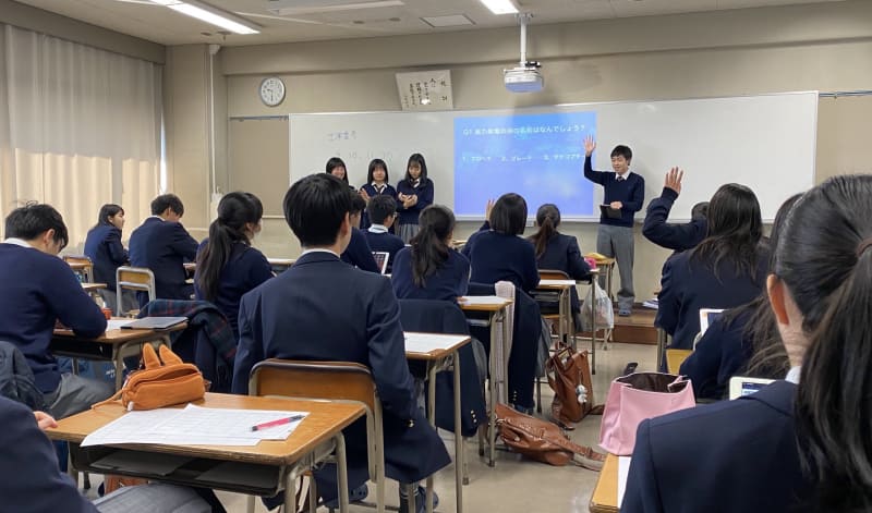 乾教諭が受け持つ授業の様子。生徒たちが教師役になって教え合う。もちろん、生徒たちが間違うこともあるので、その時は教師の出番