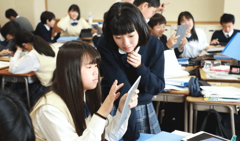 東京成徳大学中学・高等学校は2016年から1人1台を実施、現在は約700台のiPadが稼働している