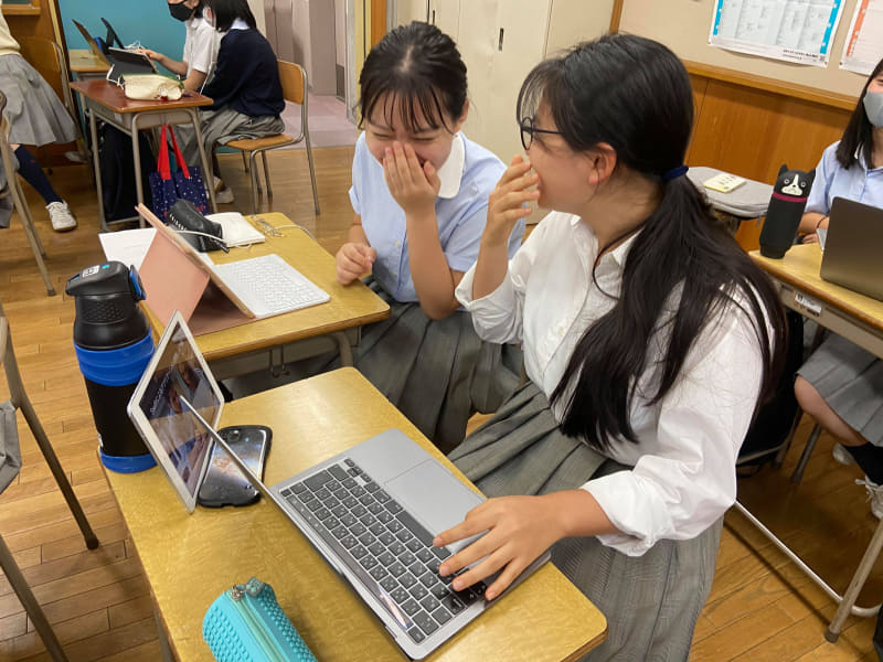 MacBookを2台目の端末として使用する生徒たち