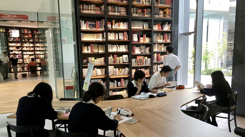 近大附属高校はiPad導入をきっかけに課題探究活動を取り入れるようになった。写真は、隣接する近畿大学の多目的図書館で生徒たちが取り組む様子