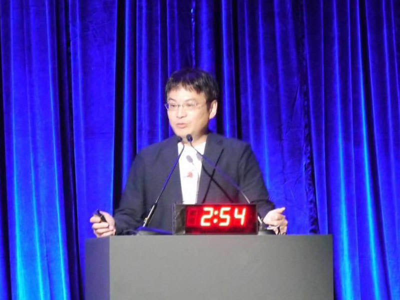 海外の教育者たちの前で近大附属の取り組みを発表する乾教諭