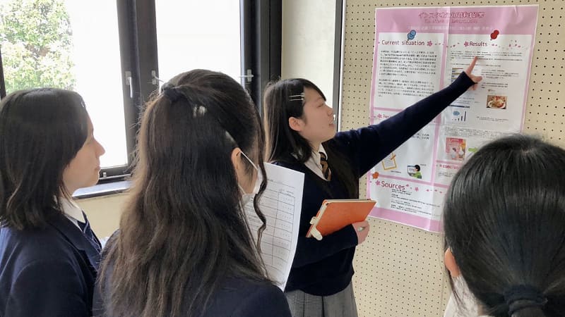 課題探究活動の様子。iPad導入前は時間的な余裕がなく探究学習ができなかった近大附属高校。iPad導入をきっかけに授業の効率化を図り、課題探究活動の時間を捻出できるようになったという