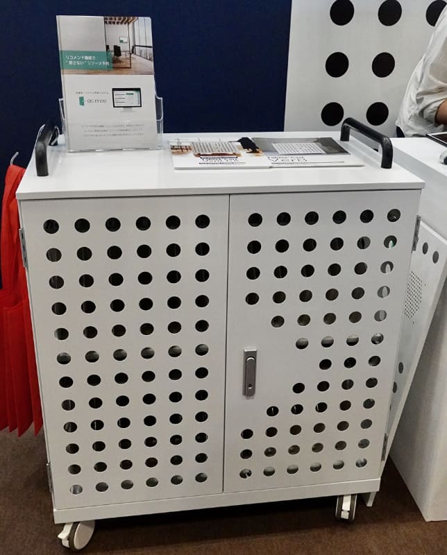 エム・ティ・プランニングのブース。GIGAスクール構想モデル充電保管庫「Tablet*CartVer8-GA」。合計1500Wを超える場合は、輪番充電可能な電源タップの利用を勧めているという