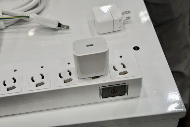 折しも第8世代iPadが発表された直後のEDIX、新旧ACアダプター混在運用に関する質問も多いという