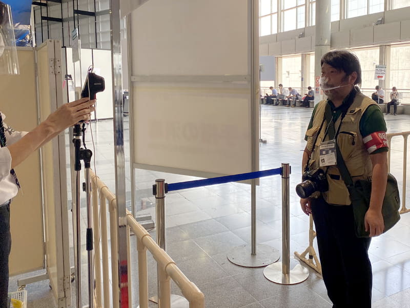 入館時のチェックを受ける筆者、今後はこれがスタンダードなのだろうか