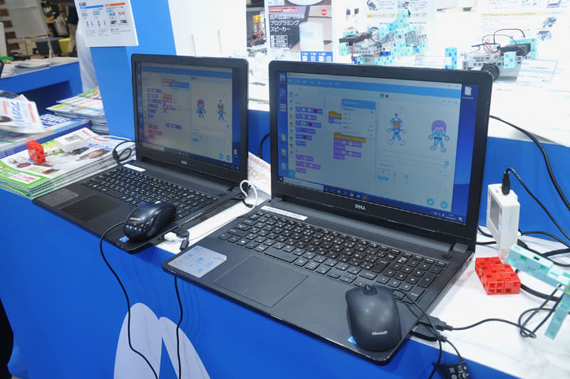 ２台のノートPCが並ぶ、双方向コンテンツのプログラミングのデモ