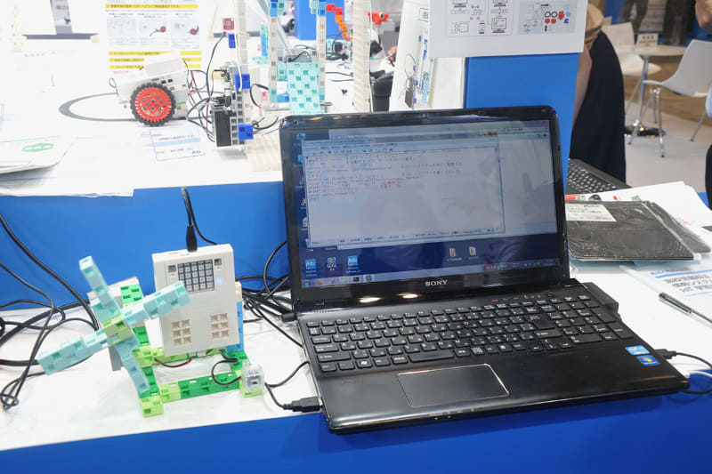 Pythonで記述されたWebサーバーのプログラムが実際に動いているノートパソコン