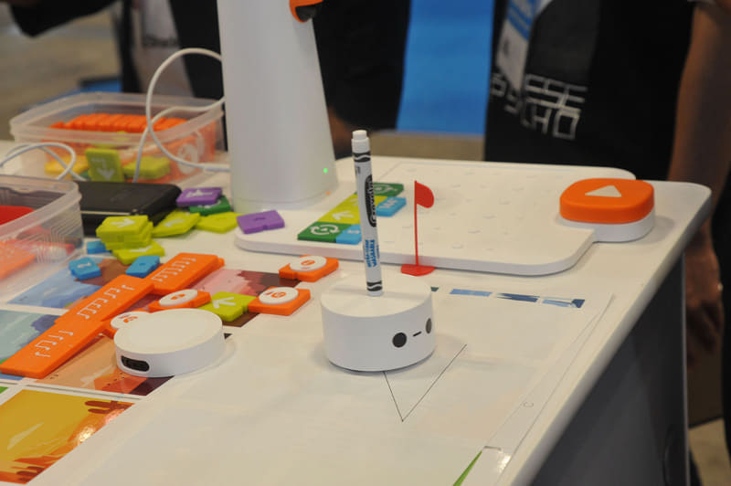 愛くるしいマタタロボをプログラミングして動かす。ペンを差して図形を描くこともできる