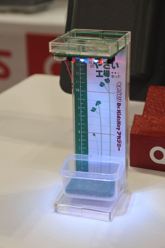 ミニやさい工場キット、下の部分に種を入れて家庭でスプラウトを栽培することができる