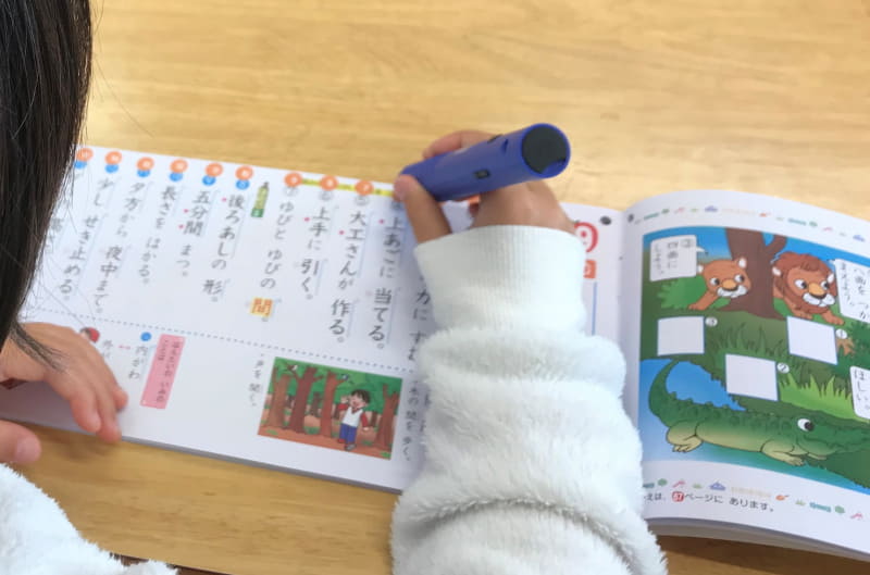 録音シールを音声ペンで押さえると、予め録音した音声を読み上げてくれる