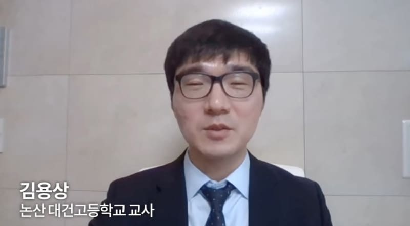 情報科学の教師を務めるKim Yong-sang氏が登壇