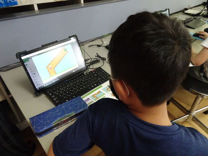 コンピューターを動かして、曲がる角度を考える