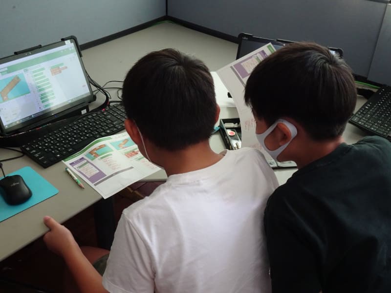 プログラムを一緒に考える児童たち