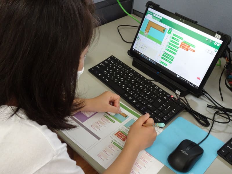 プログラミング教材「LINE entry」を活用した4年生算数の授業の様子
