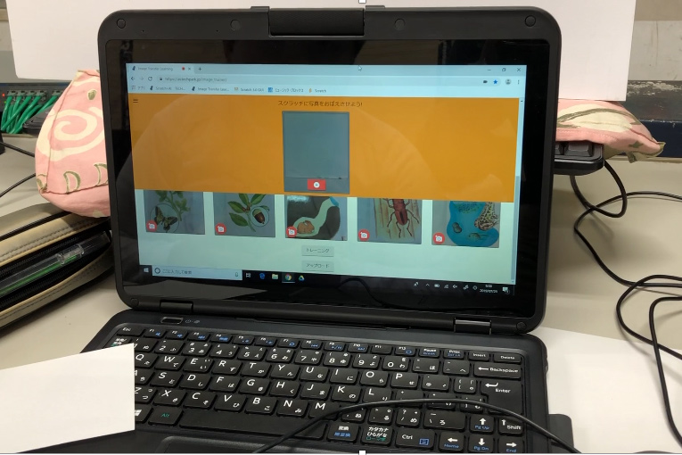 商品を機械学習させプログラミングを行っている様子