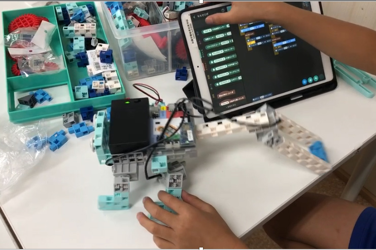 最初は4足ロボット