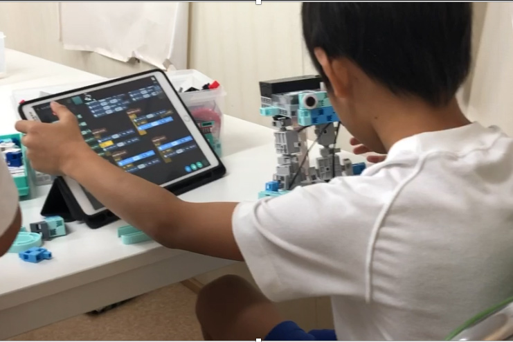 いつのまにか二足ロボットに