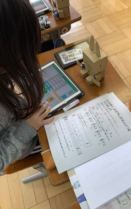 企業から教材提供を受けて実施した「embot」を活用したプログラミング授業