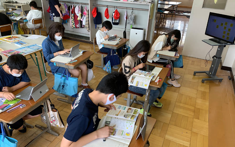 教室の風景。1人1台のタブレットPCとディスプレイモニターが配備されている