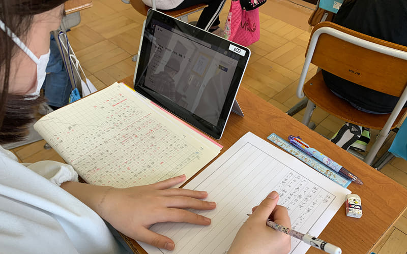 Teamsを活用した国語の授業風景。Teamsで配付した授業の流れを確認しながら学習を進めている